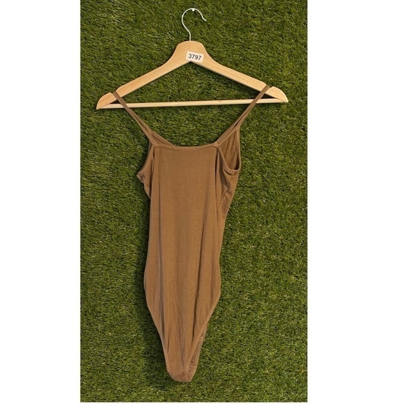 AGOLDE Spaghetti V-Strap Bodysuit in Toffee Size X-Small - Picture 8 of 9